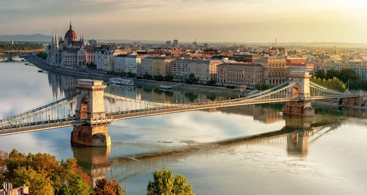 [DAN ŽENA - BUDIMPEŠTA] Dvodnevni izlet na bazi noćenja s doručkom, pratiteljem putovanja i uključenim autobusnim prijevozom!