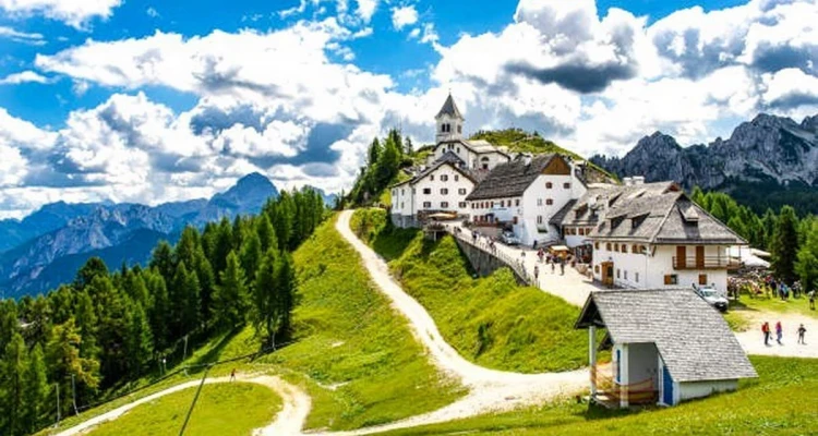 Posjetite talijansko skijalište MONTE LUSSARI i jezero LAGHI DI FUSINE na granici Dolmita i Julijskih alpi uz jednodnevni izlet!
